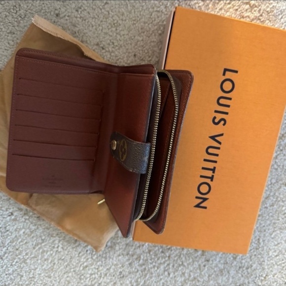 Louis Vuitton Monogram Wallet (Passport Size) - Picture 2 of 5